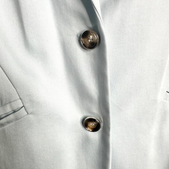 Guess Women's Blazer - Elegance Meets Versatility - Picture 4 of 5